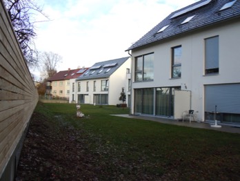  NEUBAU VON 6 DHH Ansicht von Südwesten					     Ansicht von Südosten  In Zusammenarbeit mit einem Bauträger wurde die Bebauung eines Grundstücks mit drei modernen Doppelhäusern und Carportanlage entwickelt. Eine klare Gliederung und Formensprache sowie offene Grundrisse schaffen für die sechs Familien in Stuttgart-Steckfeld einen wirtschaftlich attraktiven Wohnraum.  